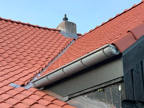 Detail van pannendak met zinken goot