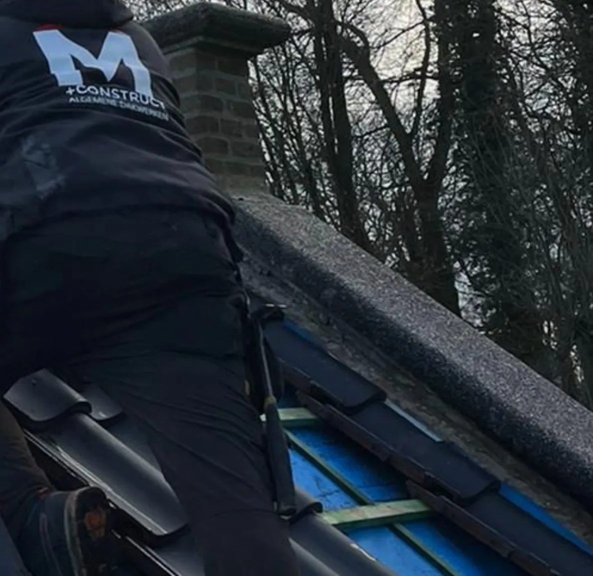 Dakwerker van M+ Construct legt dakpannen