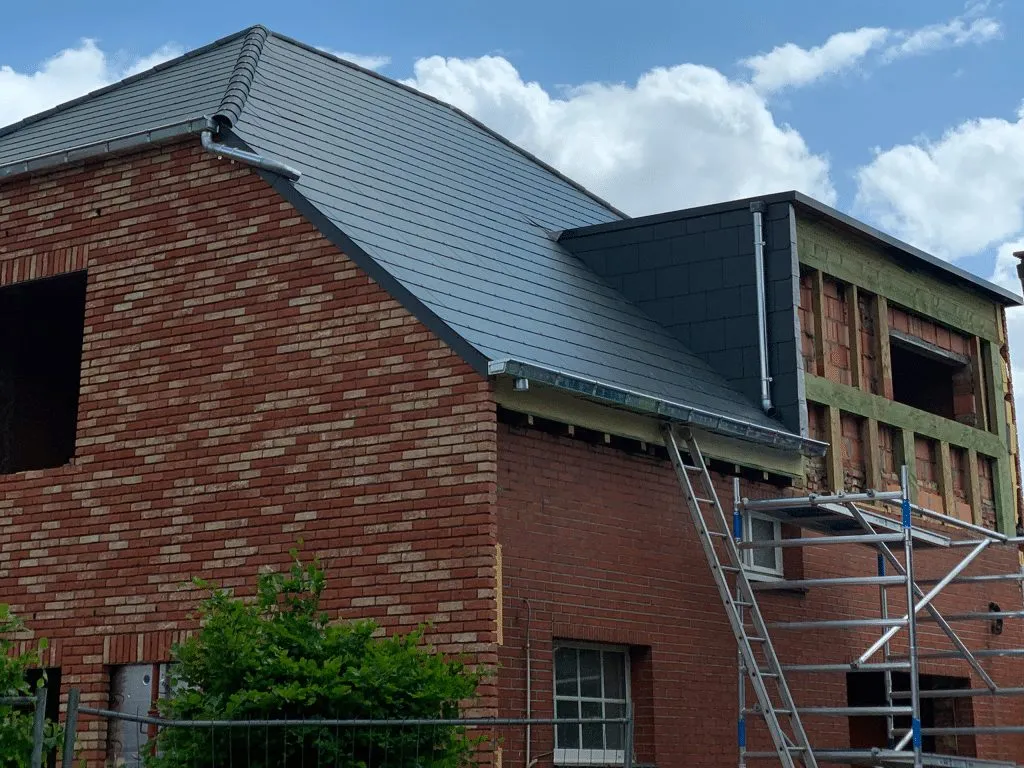 Nieuwbouwwoning met grijs dak en stelling