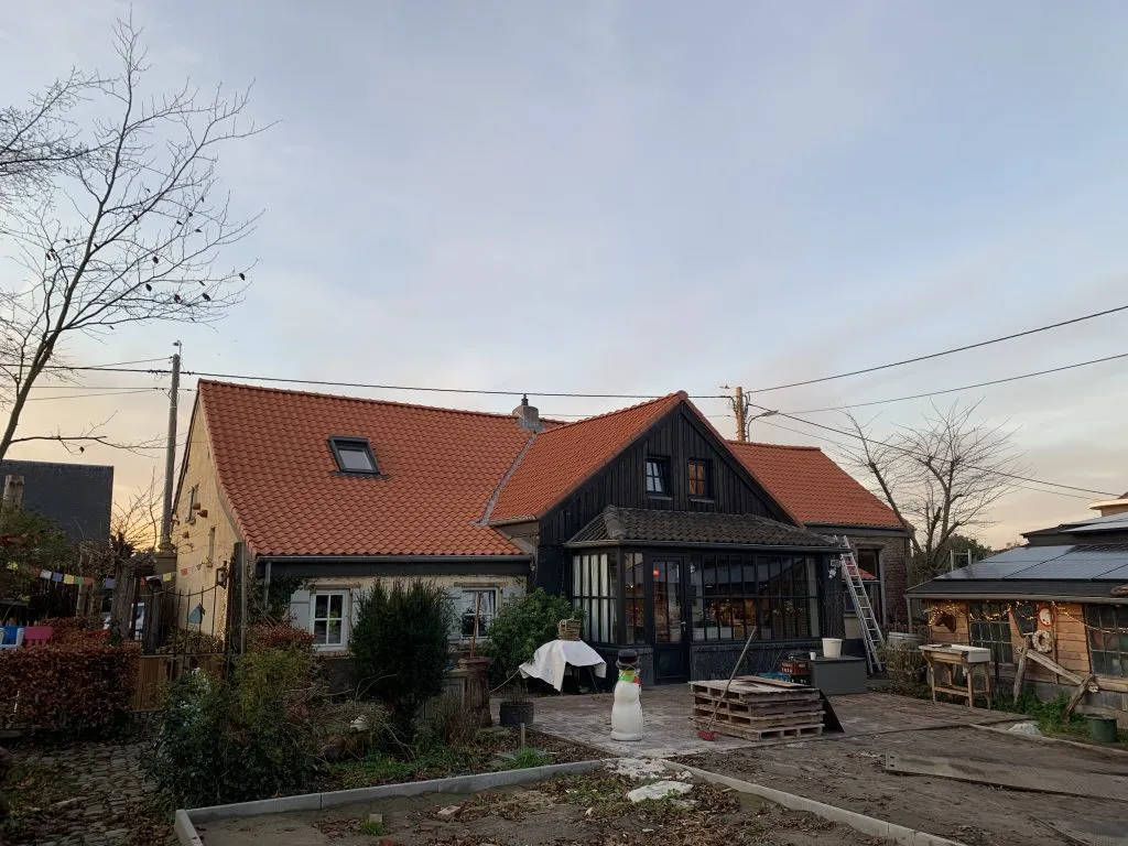 Woning met nieuw rood pannendak